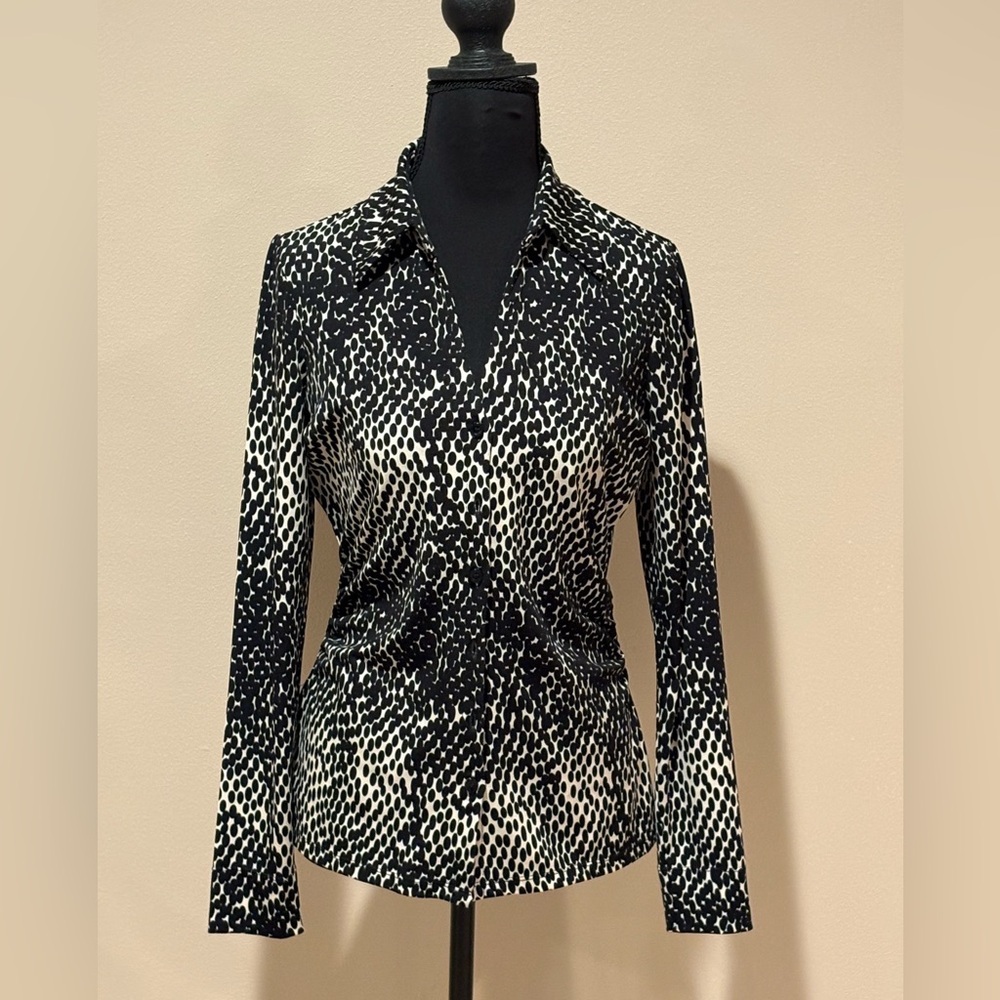 Ann Taylor Black and White Size S Pattern Button Up Blouse.